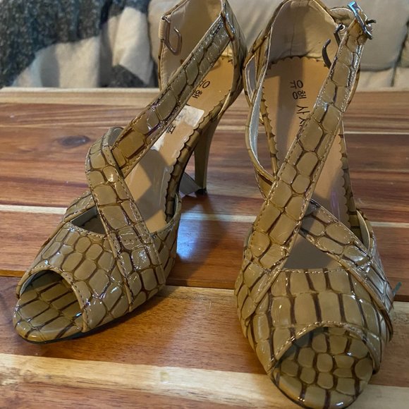 Fashion Luxury Goods high heels size 6.5 - Picture 2 of 2